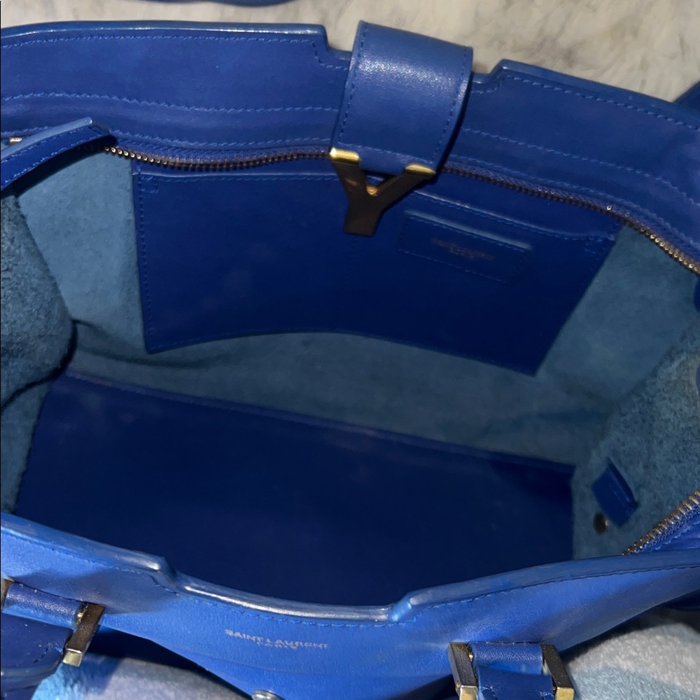 Ysl Elegant Blue Leather Handbag - Picture 2 of 7